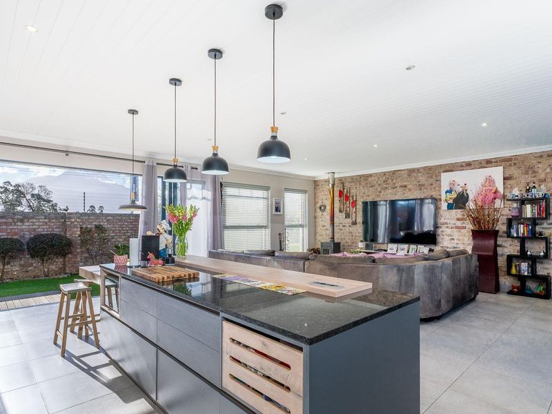 Modern 3-Bedroom Family Home with Stunning Mountain Views - Photo 1