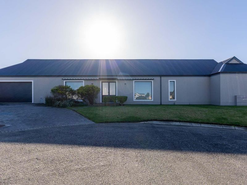 Modern 3-Bedroom Family Home with Stunning Mountain Views - Photo 2
