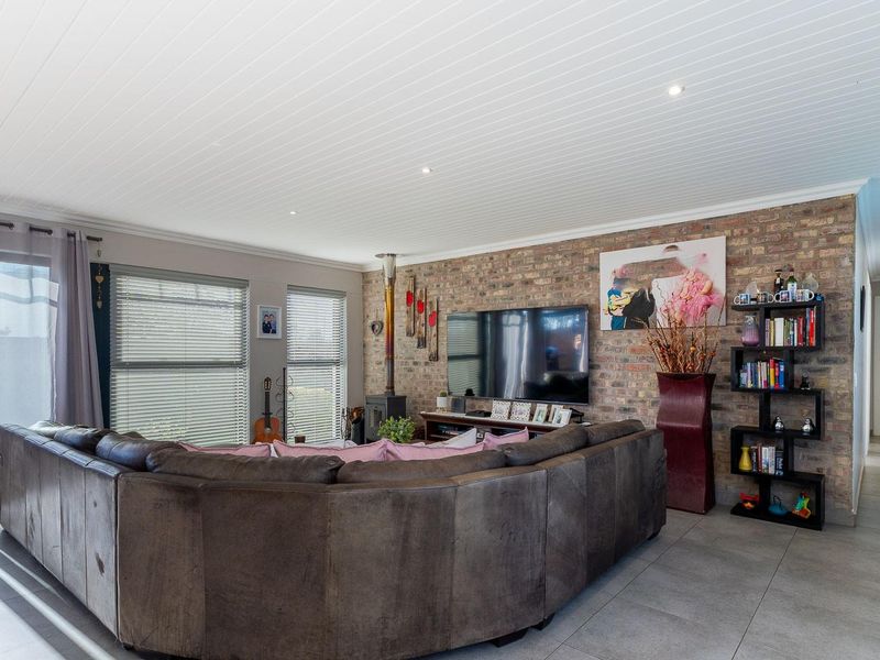 Modern 3-Bedroom Family Home with Stunning Mountain Views - Photo 5