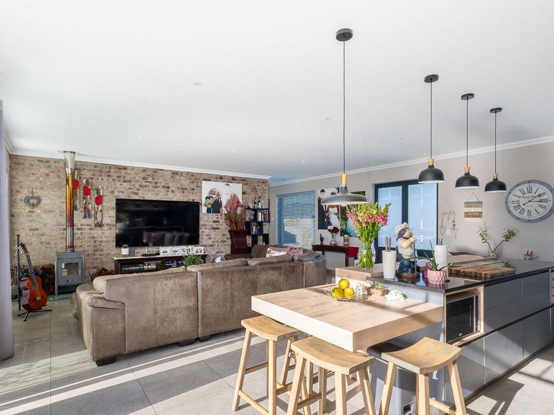 Modern 3-Bedroom Family Home with Stunning Mountain Views - Photo 10