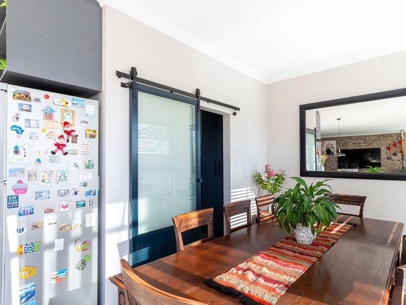 Modern 3-Bedroom Family Home with Stunning Mountain Views - Photo 8