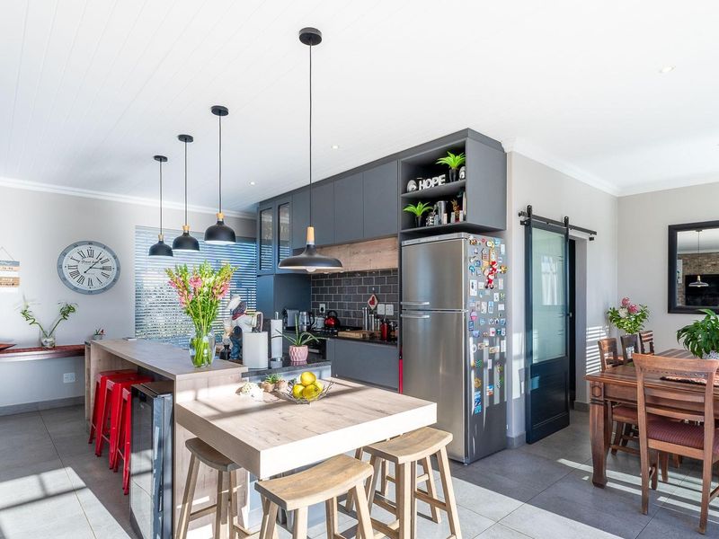 Modern 3-Bedroom Family Home with Stunning Mountain Views - Photo 7