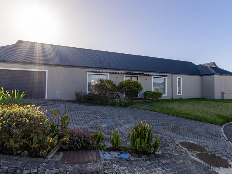 Modern 3-Bedroom Family Home with Stunning Mountain Views - Photo 4