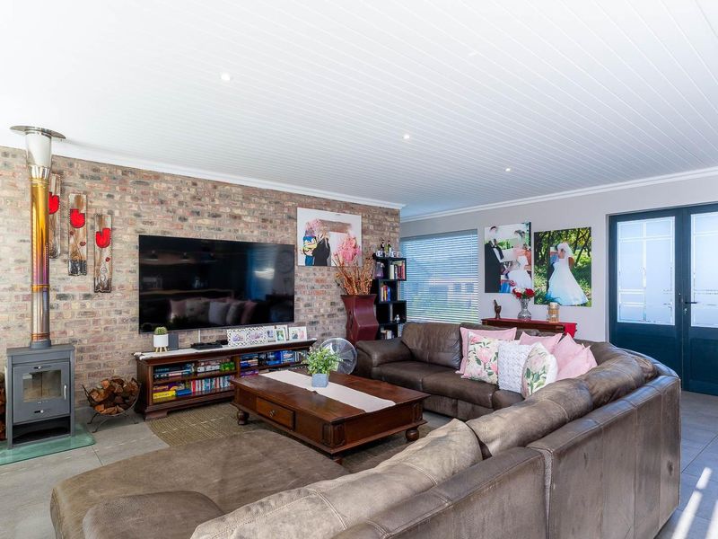 Modern 3-Bedroom Family Home with Stunning Mountain Views - Photo 6