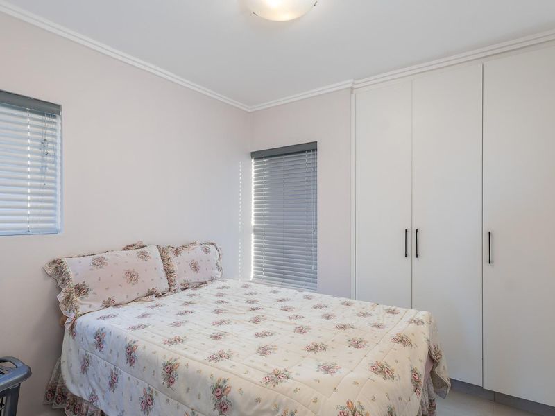 Modern 2-Bedroom First-Floor Apartment with Built-in Braai - Photo 10