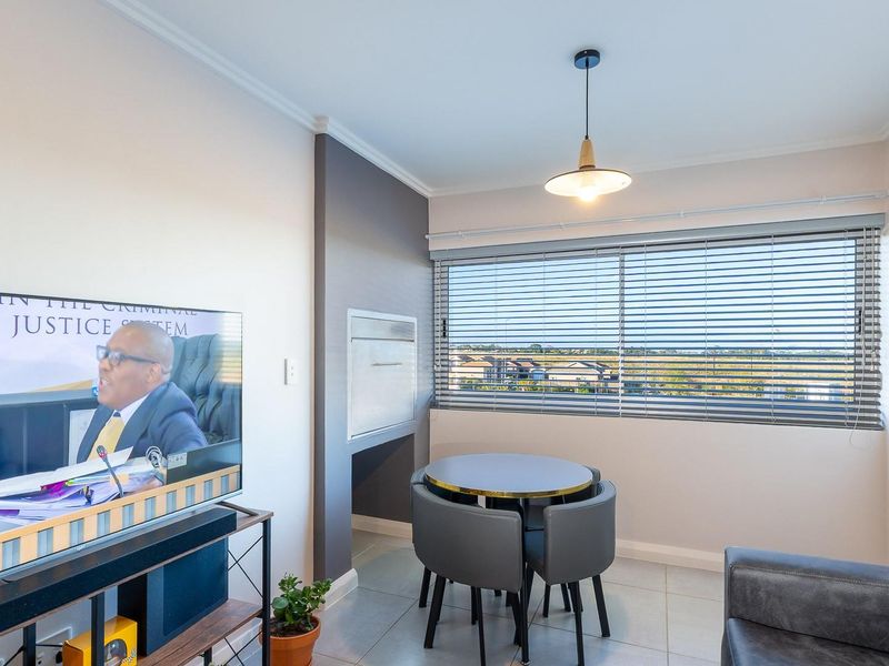 Modern 2-Bedroom First-Floor Apartment with Built-in Braai - Photo 8