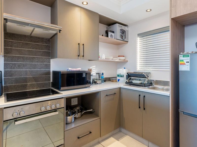 Modern 2-Bedroom First-Floor Apartment with Built-in Braai - Photo 6
