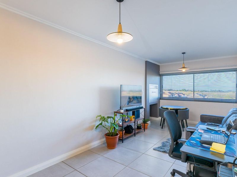 Modern 2-Bedroom First-Floor Apartment with Built-in Braai - Photo 7