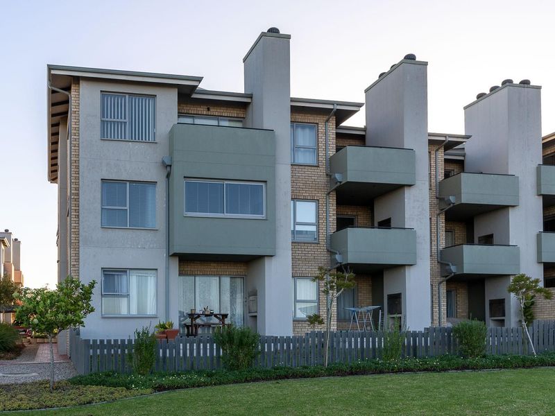 Modern 2-Bedroom First-Floor Apartment with Built-in Braai - Photo 2