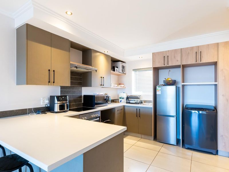 Modern 2-Bedroom First-Floor Apartment with Built-in Braai - Photo 4