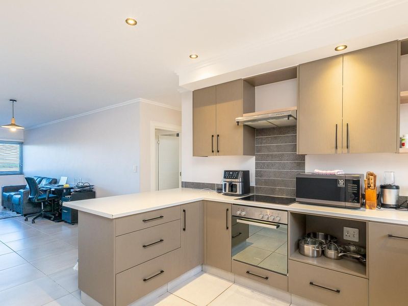 Modern 2-Bedroom First-Floor Apartment with Built-in Braai - Photo 3