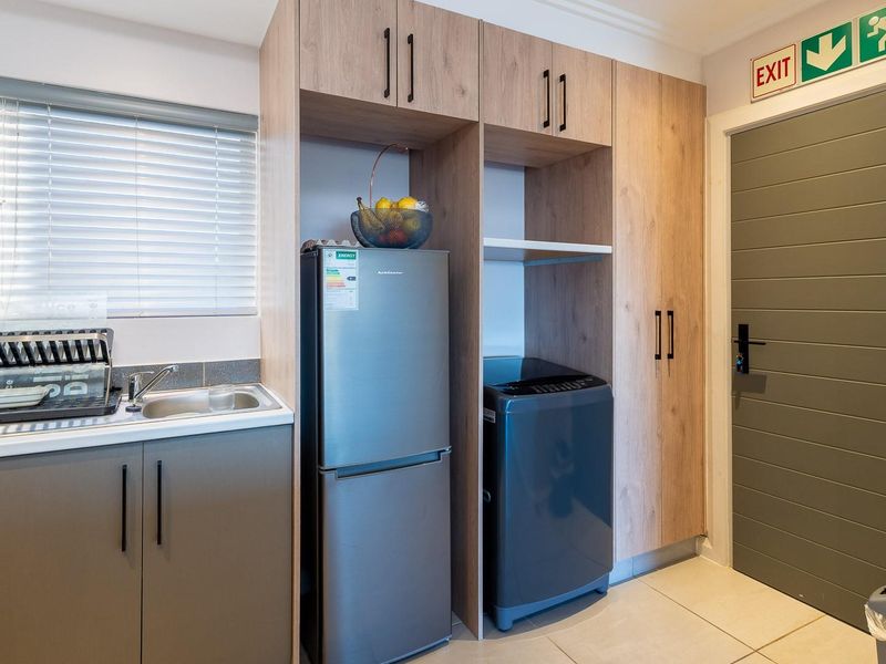 Modern 2-Bedroom First-Floor Apartment with Built-in Braai - Photo 5