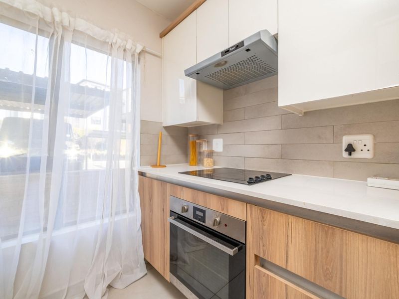 Ground Floor Opportunity in Secure Lombardy Meander - Photo 8