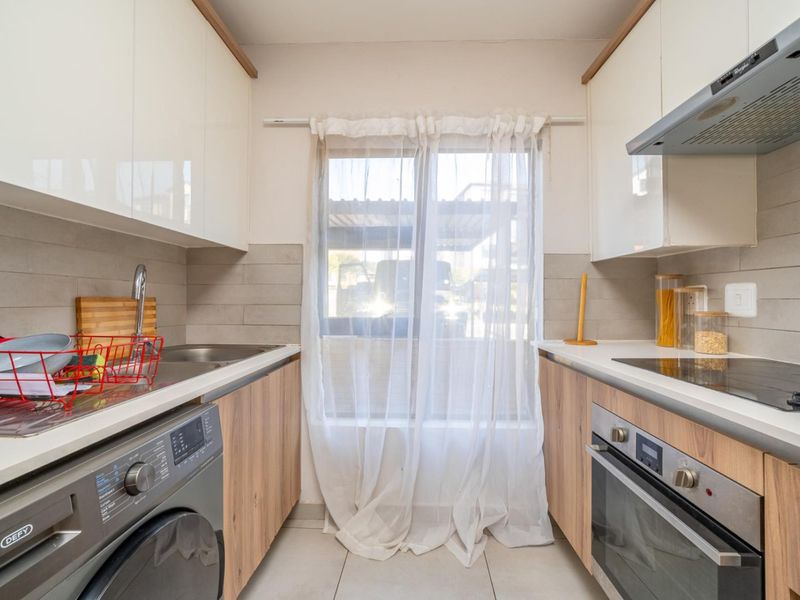 Ground Floor Opportunity in Secure Lombardy Meander - Photo 6