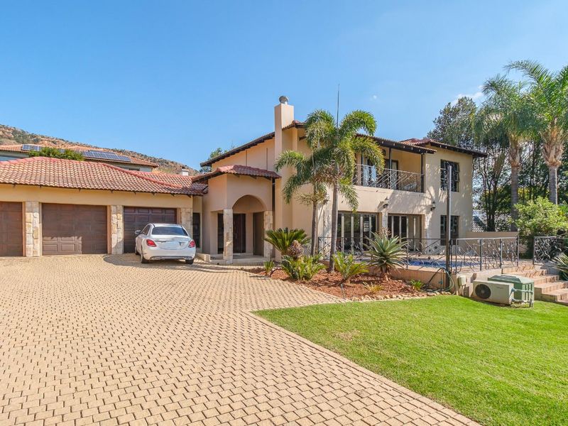 Discover Refined Estate Living in this Charming 4 Bedroom Featherbrooke Cluster - Photo 5