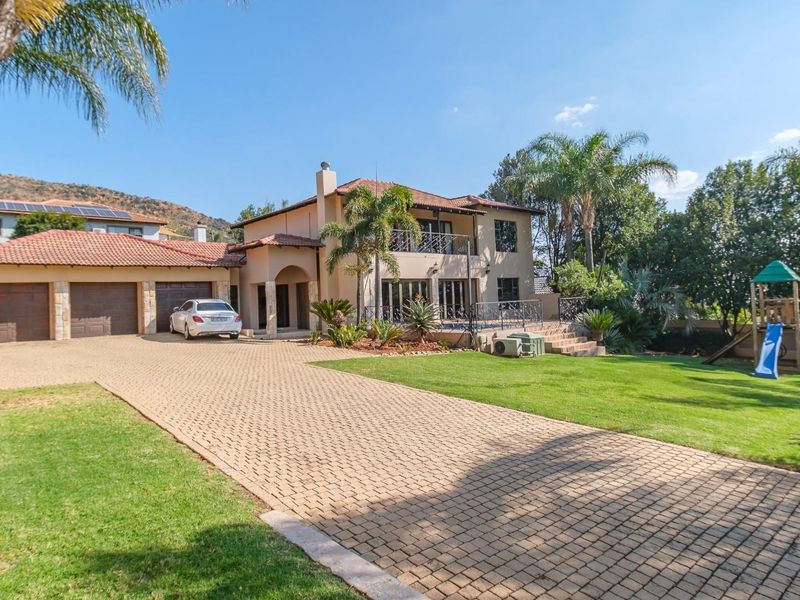 Discover Refined Estate Living in this Charming 4 Bedroom Featherbrooke Cluster - Photo 2