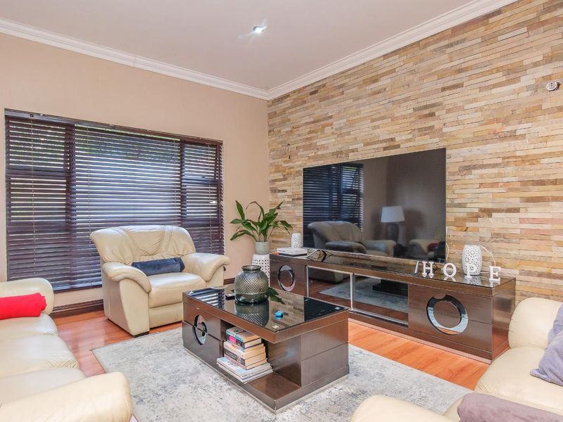 Discover Refined Estate Living in this Charming 4 Bedroom Featherbrooke Cluster - Photo 9