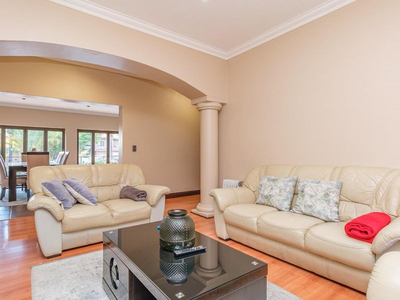 Discover Refined Estate Living in this Charming 4 Bedroom Featherbrooke Cluster - Photo 10