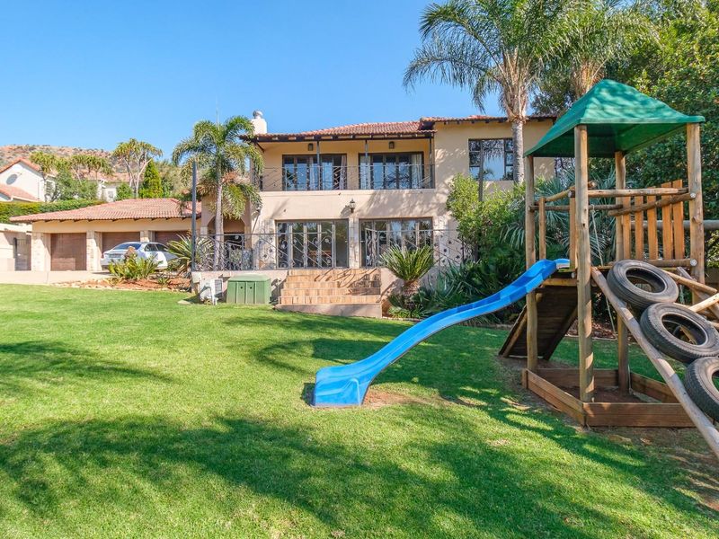 Discover Refined Estate Living in this Charming 4 Bedroom Featherbrooke Cluster - Photo 4
