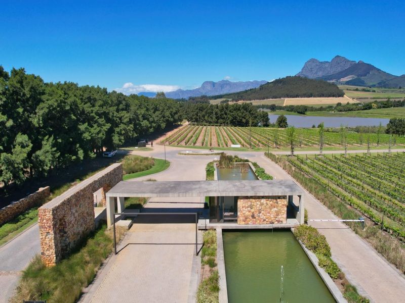 Luxurious Contemporary Living on a Prestigious Wine Estate - Photo 3