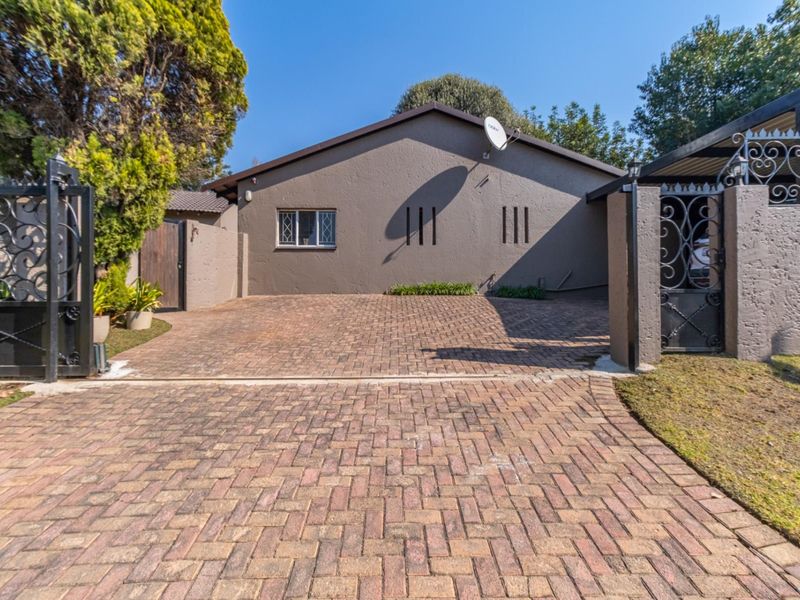 A Family Home That Truly Has It All in Olivedale! - Photo 2