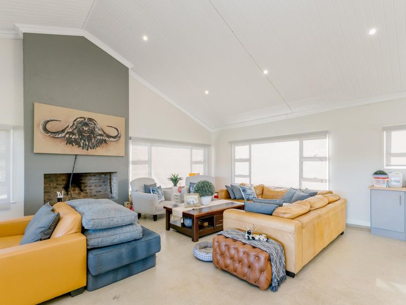 Lifestyle Farm with stylish 4 bedroom Farmhouse between Riversdale and Ladysmith - Photo 6