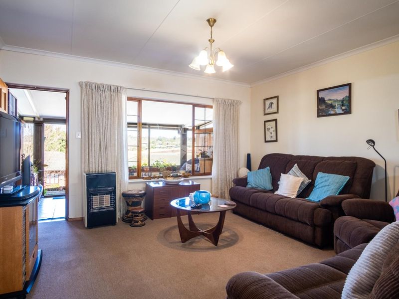 A home that offers space, comfort and beautiful surroundings in the heart of Amber Valley - Photo 9