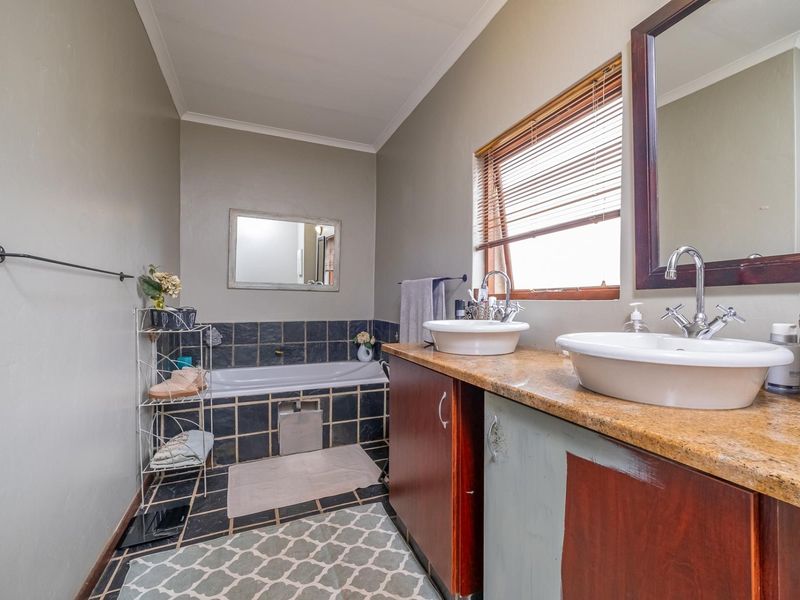Freestanding Full Title 4 Bedroom 3 Bathroom 2 Garages Pet Friendly for Sale in Boomed-off area - Photo 5