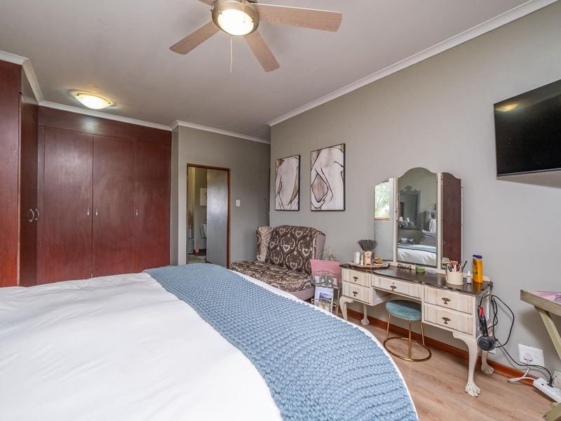 Freestanding Full Title 4 Bedroom 3 Bathroom 2 Garages Pet Friendly for Sale in Boomed-off area - Photo 4