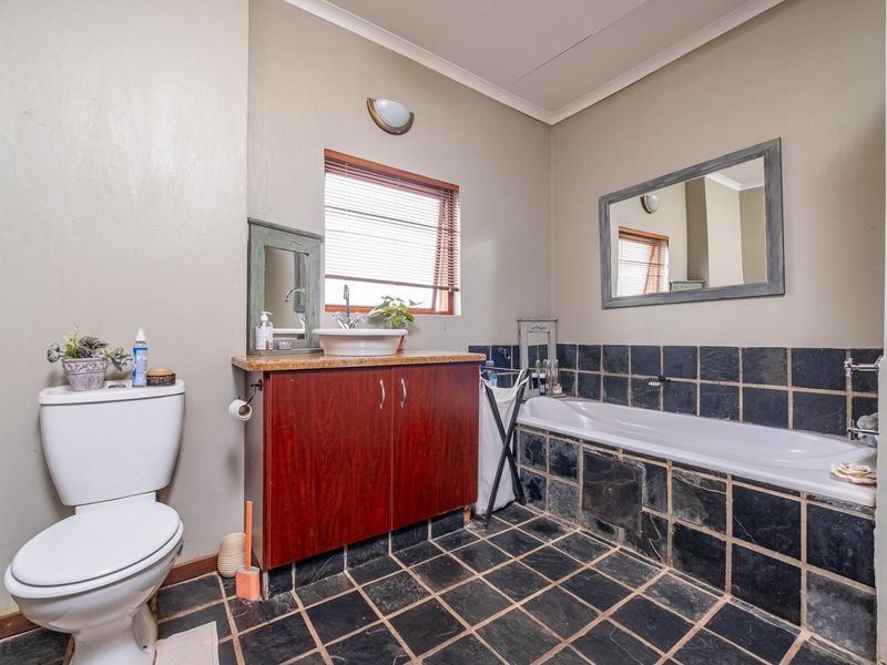 Freestanding Full Title 4 Bedroom 3 Bathroom 2 Garages Pet Friendly for Sale in Boomed-off area - Photo 9