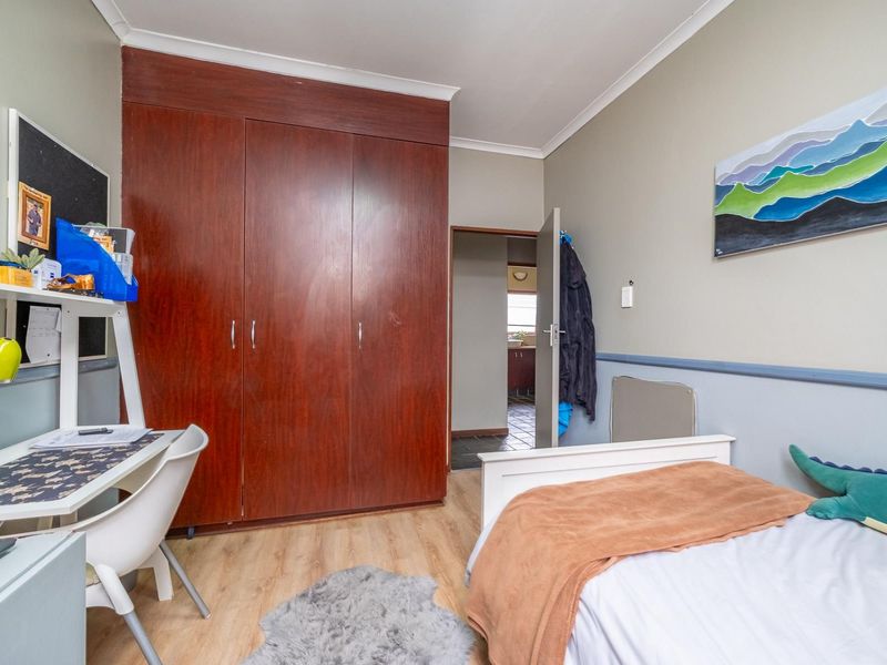 Freestanding Full Title 4 Bedroom 3 Bathroom 2 Garages Pet Friendly for Sale in Boomed-off area - Photo 7