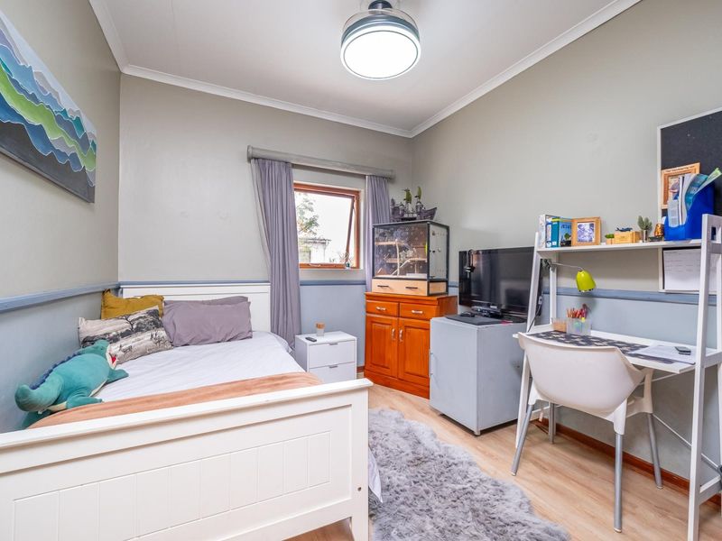 Freestanding Full Title 4 Bedroom 3 Bathroom 2 Garages Pet Friendly for Sale in Boomed-off area - Photo 8