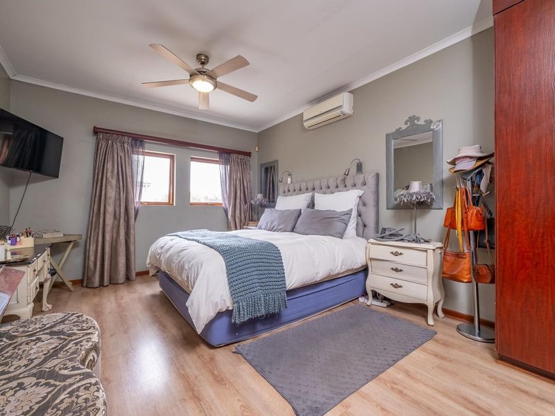 Freestanding Full Title 4 Bedroom 3 Bathroom 2 Garages Pet Friendly for Sale in Boomed-off area - Photo 3