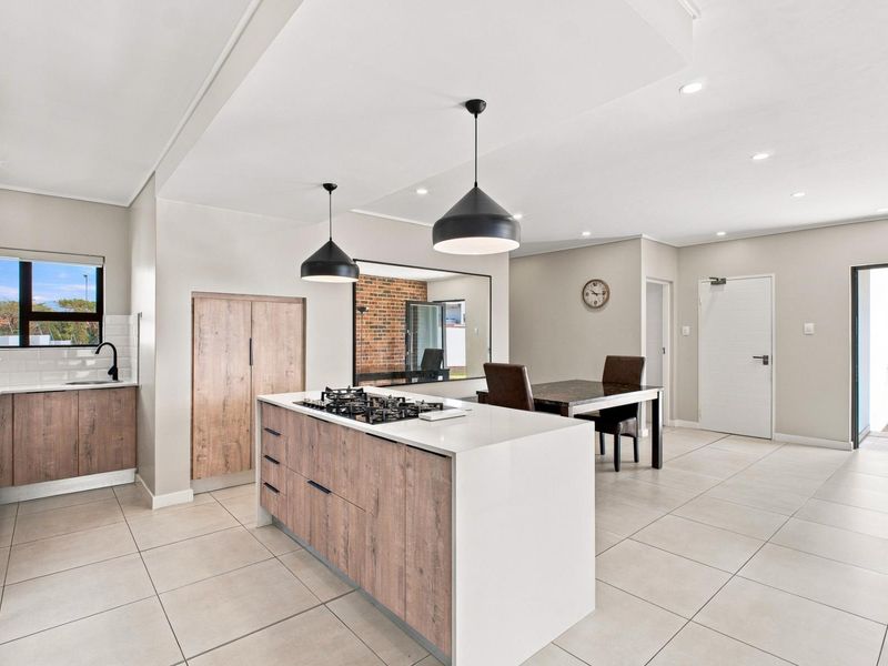 Modern 4 Bedroom Home with back up power - Photo 2