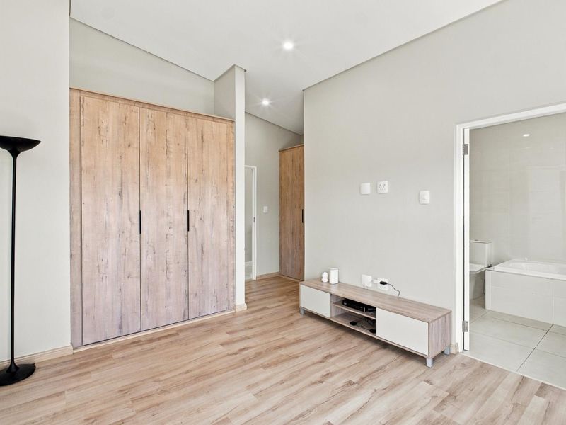 Modern 4 Bedroom Home with back up power - Photo 10