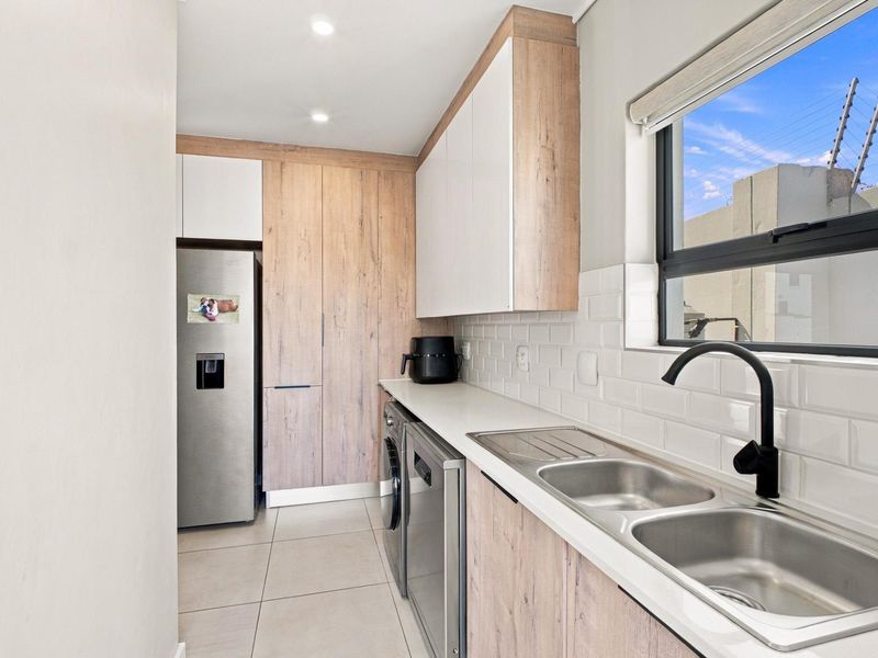 Modern 4 Bedroom Home with back up power - Photo 9