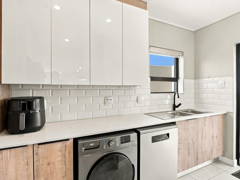 Modern 4 Bedroom Home with back up power - Photo 8