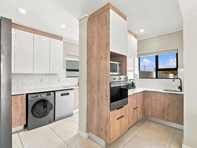 Modern 4 Bedroom Home with back up power - Photo 7