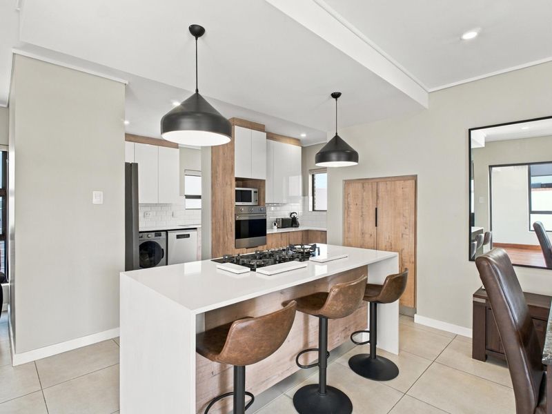 Modern 4 Bedroom Home with back up power - Photo 6