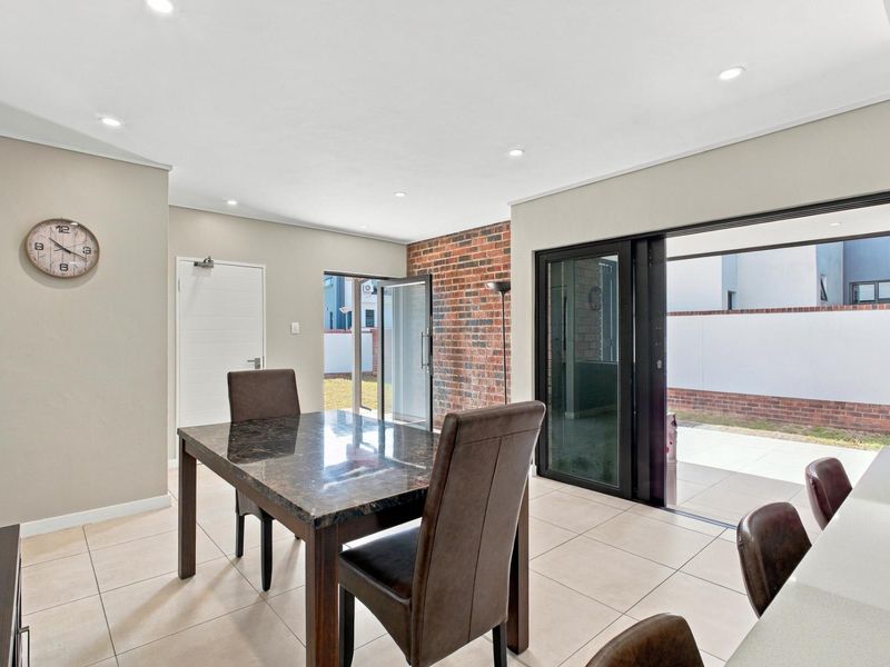 Modern 4 Bedroom Home with back up power - Photo 3