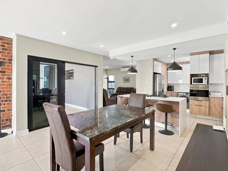 Modern 4 Bedroom Home with back up power - Photo 5