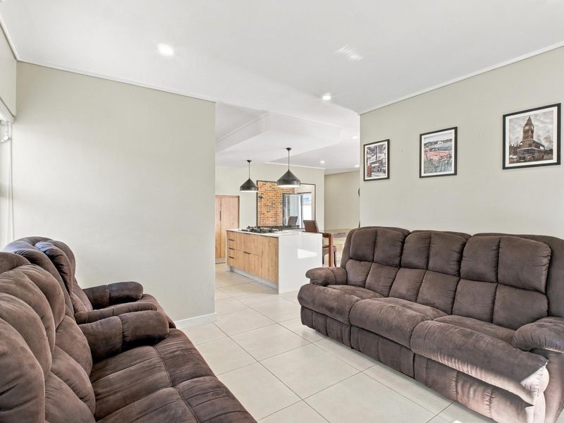 Modern 4 Bedroom Home with back up power - Photo 4
