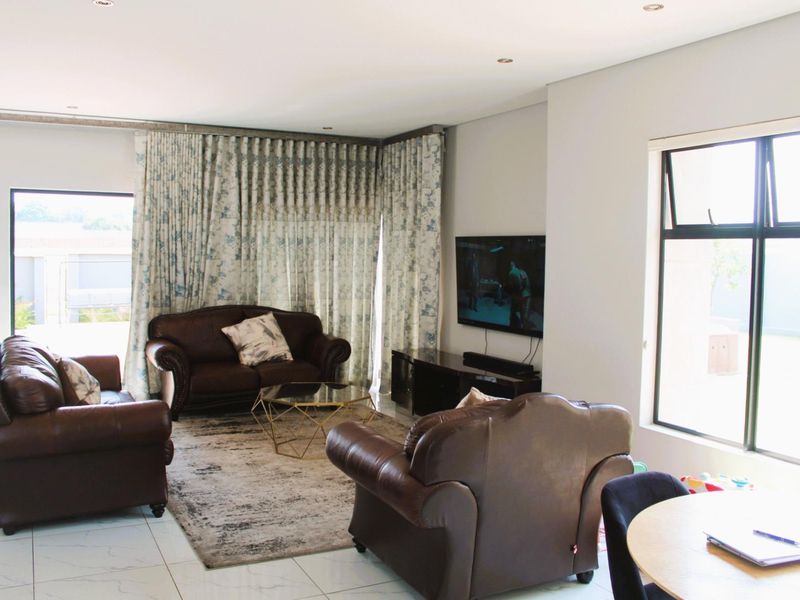 Fabulous 4 bedroom property in Midstream Meadows - Photo 5