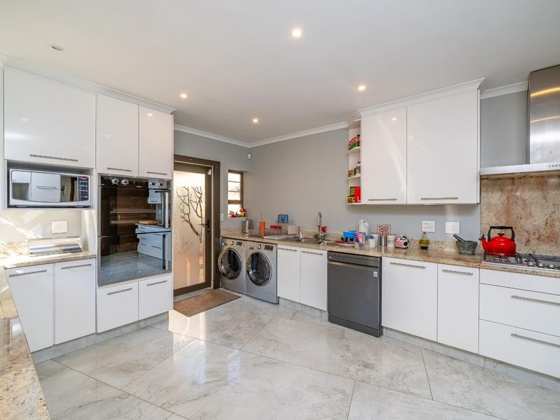 Renovated 5 Bedroom Family Home with Lonehill Koppie Views - Photo 10