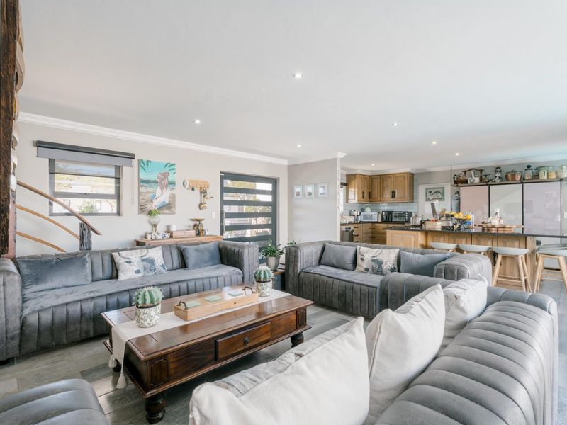 Expansive 8 Bedroom Home with Separate 2 Bedroom Granny Flat. - Photo 5