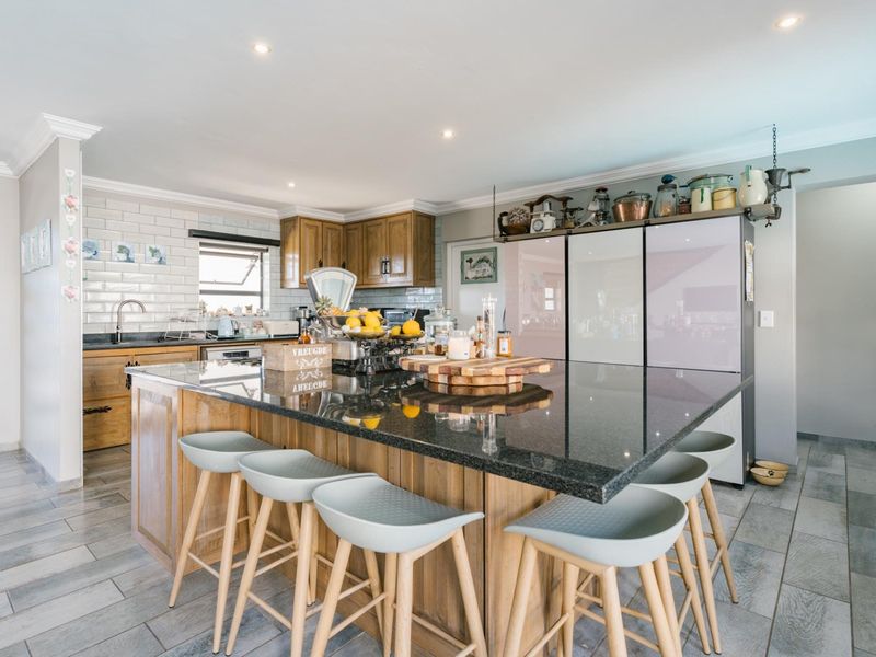 Expansive 8 Bedroom Home with Separate 2 Bedroom Granny Flat. - Photo 9