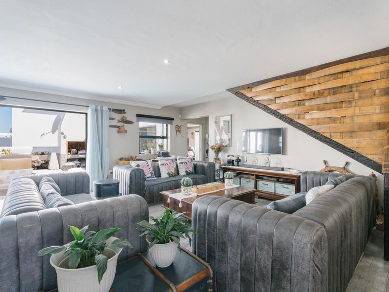 Expansive 8 Bedroom Home with Separate 2 Bedroom Granny Flat. - Photo 7