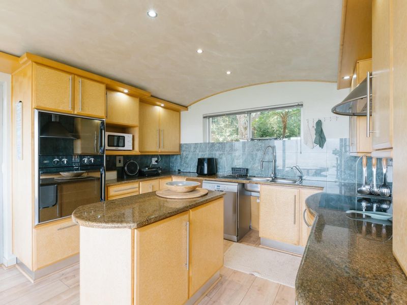 Five-Bedroom Family Home - Spanish Farm - Somerset West - Photo 8