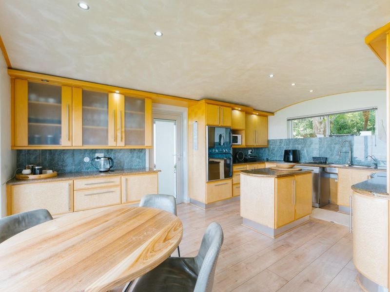 Five-Bedroom Family Home - Spanish Farm - Somerset West - Photo 5