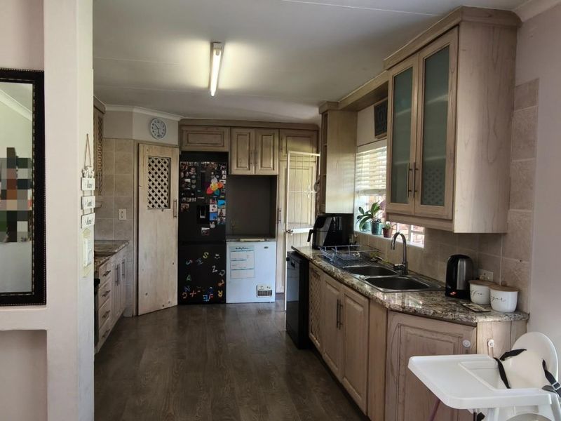 3 Bedroom 1.5 Bathroom Freestanding House for Sale in Rooihuiskraal - Photo 6